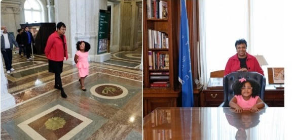 Bé gái 4 tuổi, đọc trên 1.000 cuốn sách