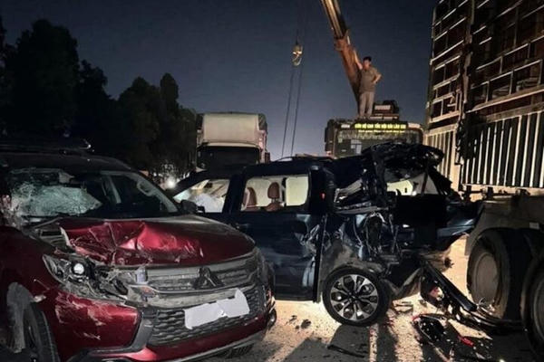 Ô tô tông liên hoàn trên cao tốc Nội Bài - Lào Cai