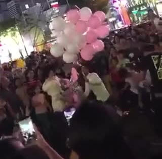 [Clip]: Cầu thủ Duy Mạnh cầu hôn bạn gái giữa biển người