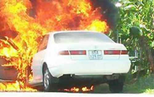 Vợ chồng ôm hai cháu tung cửa thoát khỏi ôtô bốc cháy