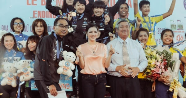 Lý Nhã Kỳ rạng rỡ phất cờ chặng cuối giải đua xe đạp cúp Biwase