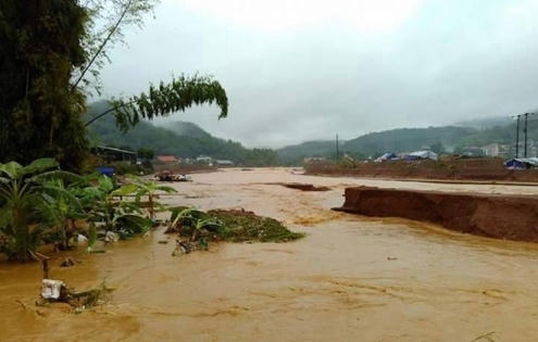 Mưa lũ cuốn trôi một em bé 5 tuổi tại Thanh Hoá