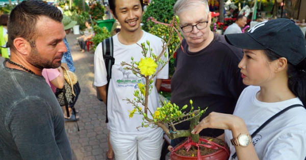 Tây nô nức đi chợ hoa Tết Việt