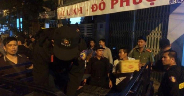 Hàng trăm cảnh sát đột kích kho chứa hàng nóng đội lốt cửa hàng