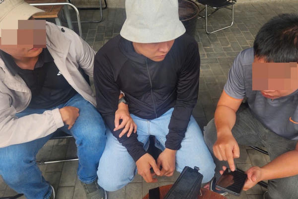 Đà Nẵng: Bắt nhóm công an dởm mua còng số 8, trùm đầu tài xế Grab để cướp tài sản