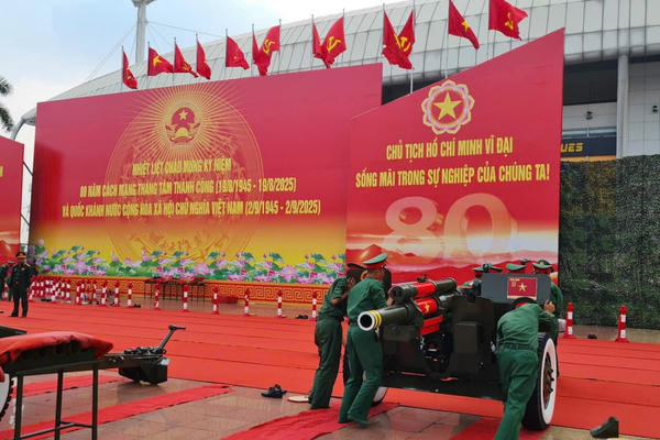 Đông đảo người dân hào hứng ghi lại khoảnh khắc bên dàn Đại Bác chuẩn bị khai hoả dịp 2/9 Đông đảo người dân hào hứng ghi lại khoảnh khắc bên dàn Đại Bác chuẩn bị khai hoả dịp 2/9