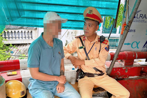 CSGT kịp thời ngăn chặn nam thanh niên từ bỏ ý định nhảy cầu Chương Dương