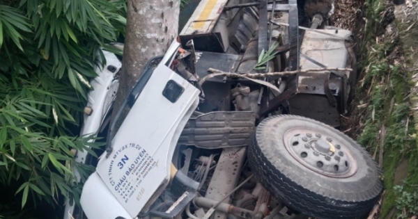 Xe chở nhựa đường lật trên đèo Bảo Lộc, 2 người tử vong