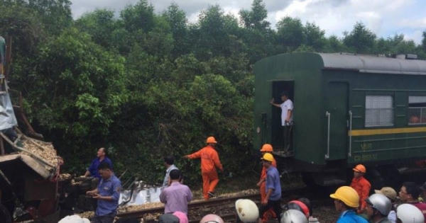 Ô tô tải vượt đường sắt bị tàu hỏa kéo lê 300 mét