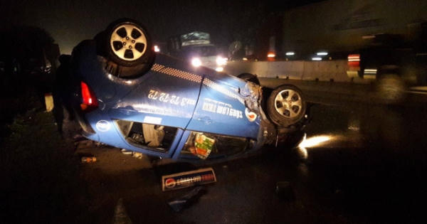 Chở khách về quê ăn tết taxi Sông Lam lật ngửa trên quốc lộ Chở khách về quê ăn tết taxi Sông Lam lật ngửa trên quốc lộ