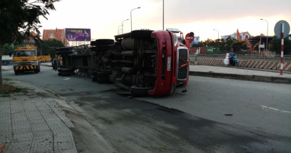 Bình Dương: Xe container nằm “phơi bụng” sau cú ôm cua của tài xế Bình Dương: Xe container nằm “phơi bụng” sau cú ôm cua của tài xế