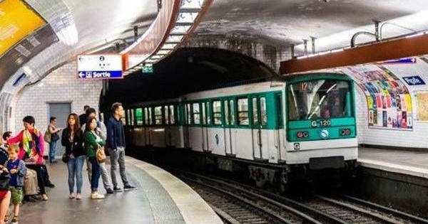 Tàu điện 'xanh' giữa lòng Paris