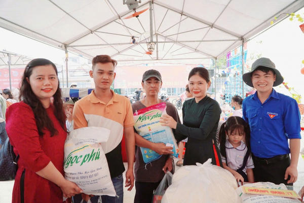 Kiên Giang: 150 suất quà trao đến bà con nghèo ăn Tết