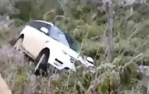 Xế hộp Range Rover đắt tiền rơi xuống dốc trên đường đi ngắm tuyết