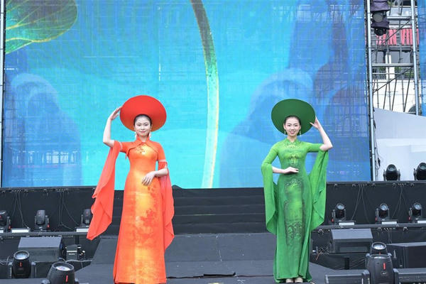 Phái đẹp ngành Công an nhân dân rạng ngời trong “Lễ hội Áo dài” Phái đẹp ngành Công an nhân dân rạng ngời trong “Lễ hội Áo dài”