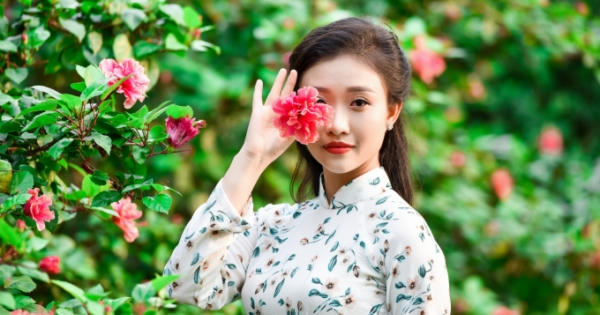 Thiếu nữ cùng hoa râm bụt khoe sắc trong nắng thu Hà Nội