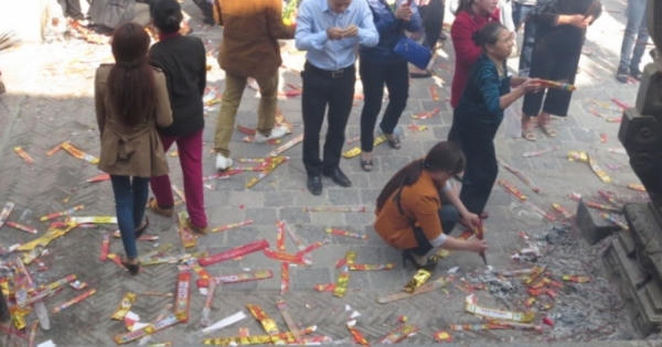 Lộn xộn, nhếch nhác đầu năm tại Đền Cờn, Chùa Hương Tích