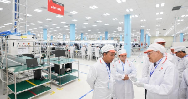 “Nhà máy VinSmart dây chuyền hiện đại, kiểm soát chặt chẽ, rất đáng tự hào” “Nhà máy VinSmart dây chuyền hiện đại, kiểm soát chặt chẽ, rất đáng tự hào”
