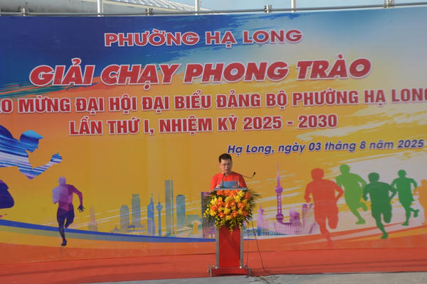 Hàng nghìn người đổ về đường bao biển Hạ Long dự giải chạy phong trào