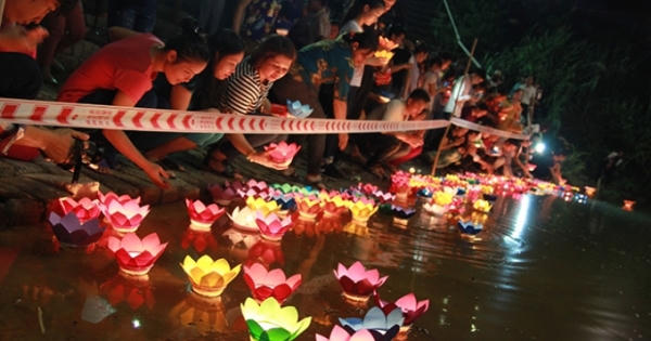 Xúc động đêm Vu Lan, hàng trăm phật tử thả đèn cầu siêu