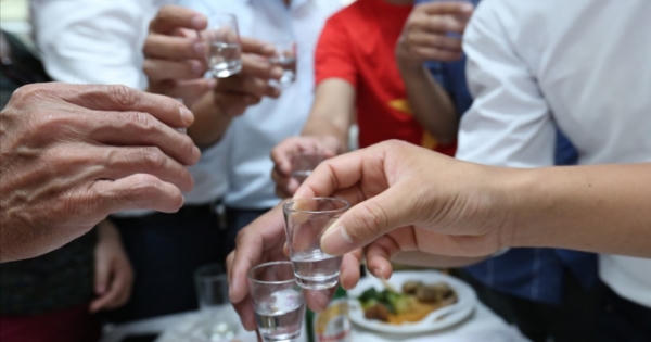 Hai phó giám đốc Sở bị kỷ luật vì tổ chức ăn nhậu nơi làm việc