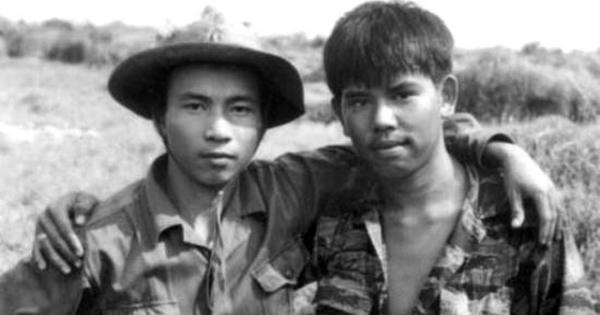 Chuyện cảm động phía sau tấm hình 'Hai người lính'