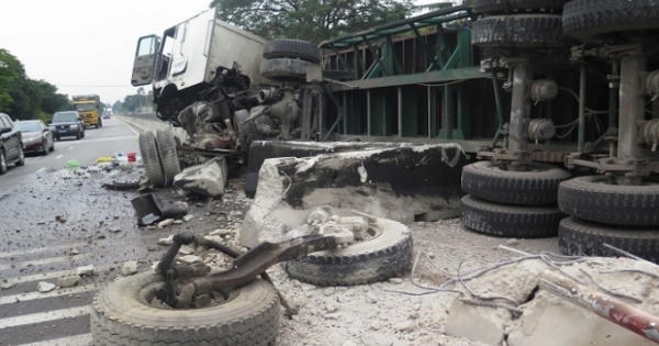 Thanh Hóa: Xe đầu kéo lật nghiêng tan tành trên quốc lộ 1A