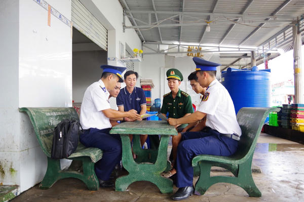 Hải đoàn 42 tăng cường tuyên truyền pháp luật và quy định về chống khai thác IUU cho ngư dân Hải đoàn 42 tăng cường tuyên truyền pháp luật và quy định về chống khai thác IUU cho ngư dân