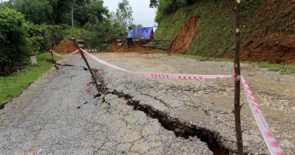 Thêm nhiều nhà nứt toác, chực sập xuống sông Đà