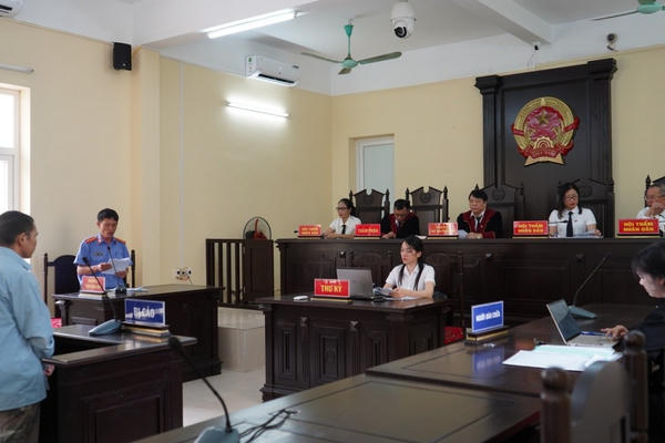 Lĩnh 8 năm tù vì mang dao sang hàng xóm tìm chìa khóa Lĩnh 8 năm tù vì mang dao sang hàng xóm tìm chìa khóa