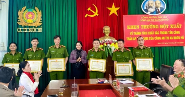 Đắk Lắk: Thường trực Thị ủy Buôn Hồ khen thưởng đột xuất cho Công an thị xã về thành tích đấu tranh với tội phạm