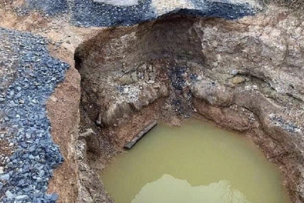 Khẩn trương xử lý sụt lún trên đường gom dân sinh ven cao tốc Phan Thiết - Dầu Giây