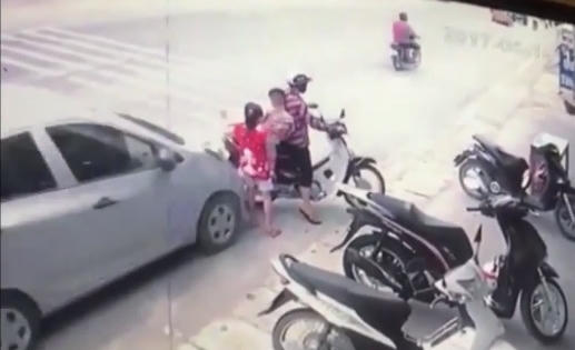 [Clip]: Ô tô chạy ẩu hất văng 3 mẹ con trên xe máy ven đường