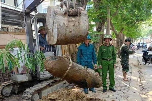 Nghệ An: Quả bom còn nguyên kíp nổ được phát hiện trong khu vực đông dân cư