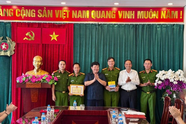 Công an phường Tây Hồ nhận khen thưởng đột xuất vì có thành tích triệt phá đường dây ma túy