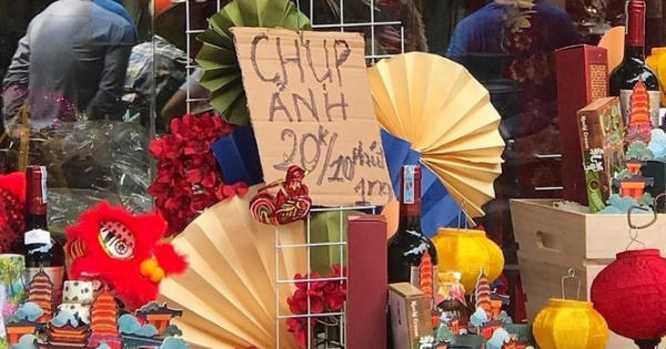 Nhiều chủ quán trên phố Hàng Mã bị xử lý vì treo biển thu tiền chụp ảnh