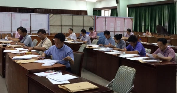 Chấm thi những ngày "nước rút", giám khảo chịu nhiều áp lực!