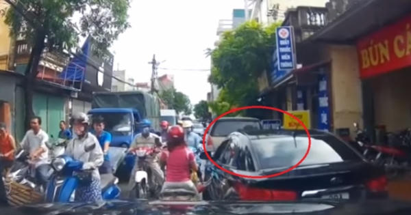 Clip: Ô tô làm tắc cả đoạn đường dài, chỉ vì 'miếng ăn' của chủ phương tiện