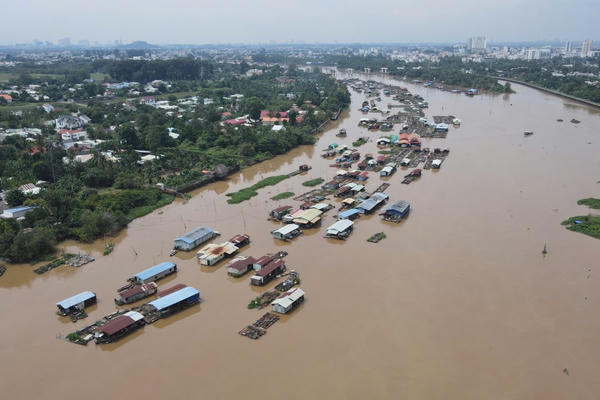 Dòng sông ôm trọn kiếp người