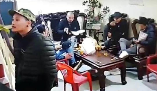 Đi đòi nợ thuê, nhóm người bặm trợn mang cơm ra ăn, ngồi lì trong nhà dân ngày Tết