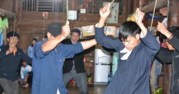 Hà Giang: Độc đáo nghi lễ uống nước sôi trong tục "nhảy bói" của người Dao