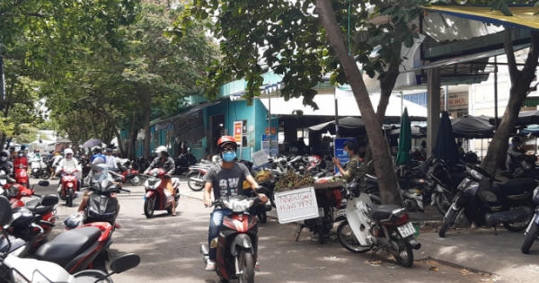 Người dân TP Đà Nẵng đi mua đồ tích trữ từ sáng sớm vì tin đồn vô căn cứ