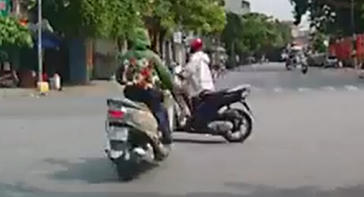 [Clip]: Thiếu quan sát, hai nữ “ninja” lao vào nhau giữa ngã tư đường