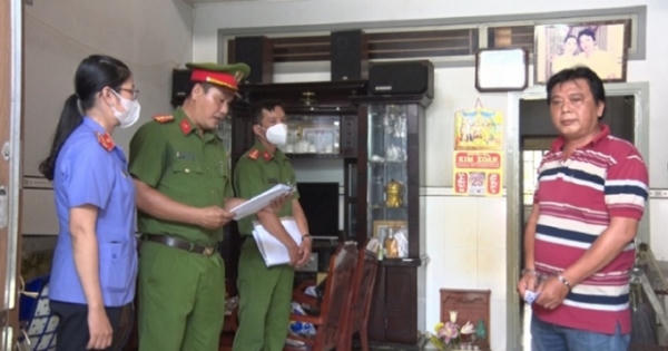 Buôn bán hàng giả là phụ gia, đối tượng bị bắt giữ