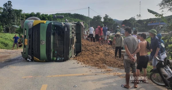 Khởi tố tài xế xe tải lật đè bẹp ô tô khiến 3 người tử vong ở Hoà Bình