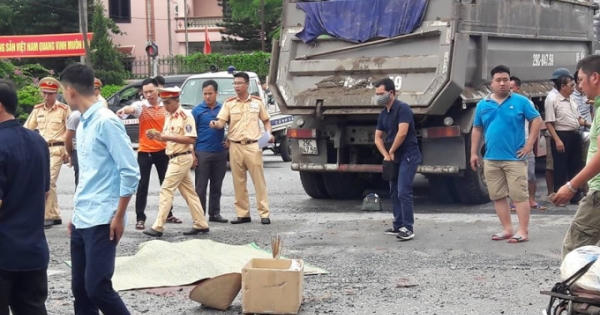 Hà Nội: Va chạm với xe tải chở cát, người phụ nữ tử vong tại chỗ