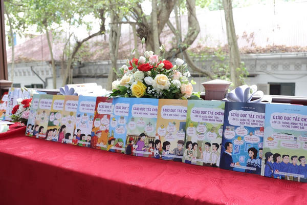 Lần đầu tiên ra mắt bộ sách giáo dục tài chính cho học sinh từ lớp 1 đến lớp 12