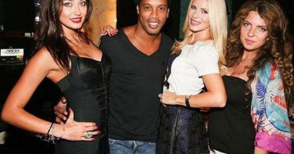 Ronaldinho bị bắt và đoạn kết buồn cho ngôi sao mê tiệc tùng