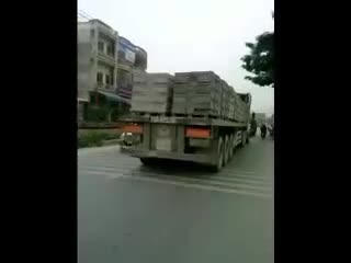 Kinh hãi xe container chở hàng trăm khối gạch bê tông không chằng níu