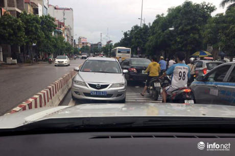 Ủy ban ATGT Quốc gia chỉ đạo giải quyết vụ xe biển xanh đi ngược chiều trong giờ cao điểm
